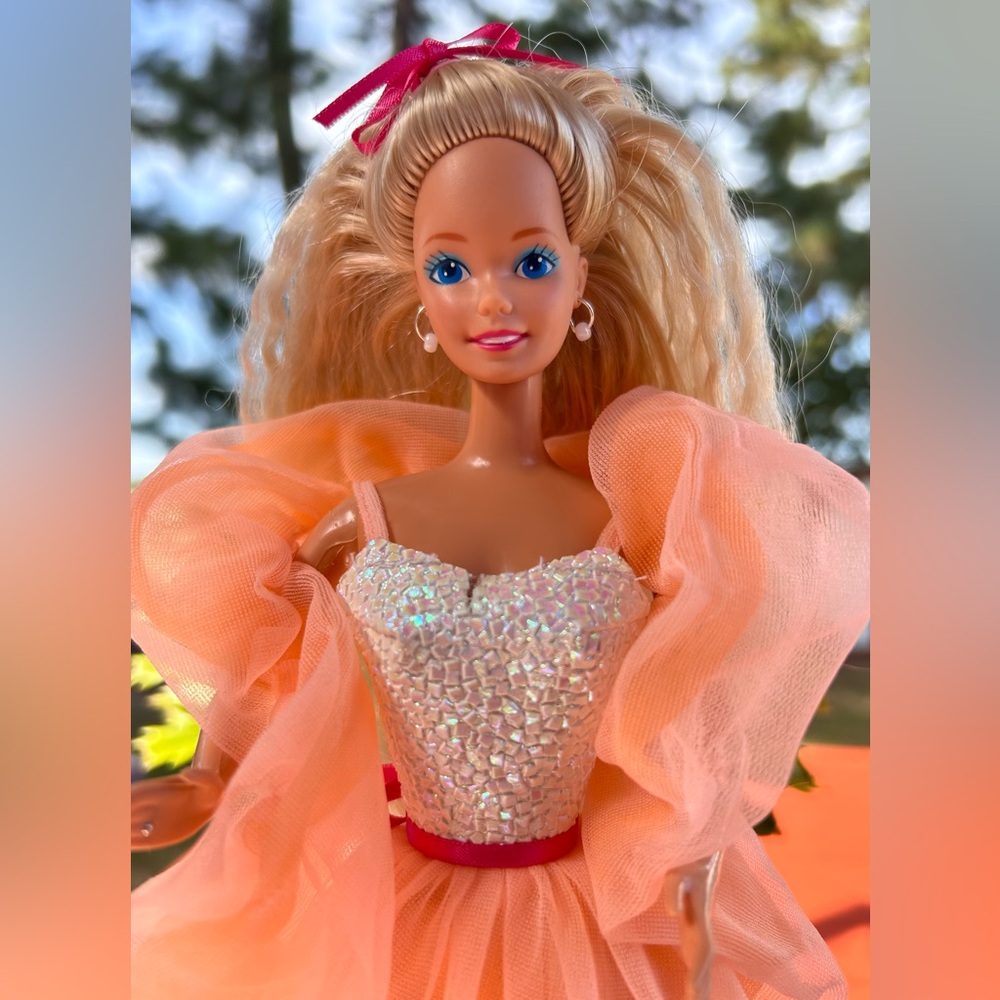Vintage 1988 Feeling Fun Barbie Doll wearing 1984 Peaches 'N Cream Outfit dress